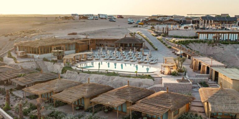 Poolside Lunch in Agafay Desert with stunning rocky landscapes in the background.(1)